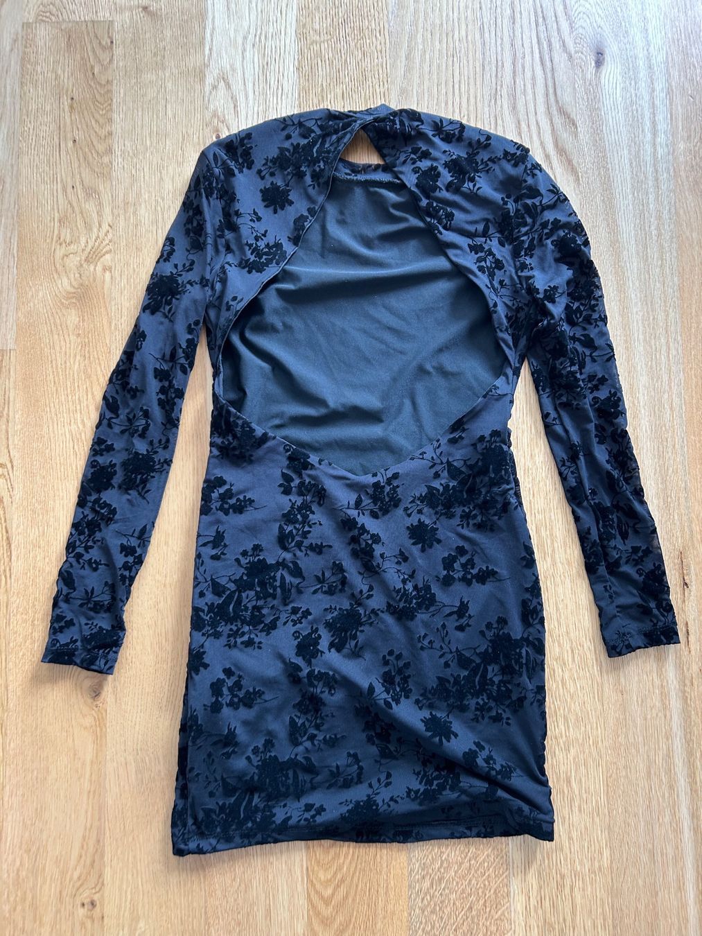 Shein Kleider: Elegantes Samt Minikleid mit Blumenmuster, Grösse 36 / S – Neu (gemäss Beschreibung) aus Altenrhein von _6sbw 1