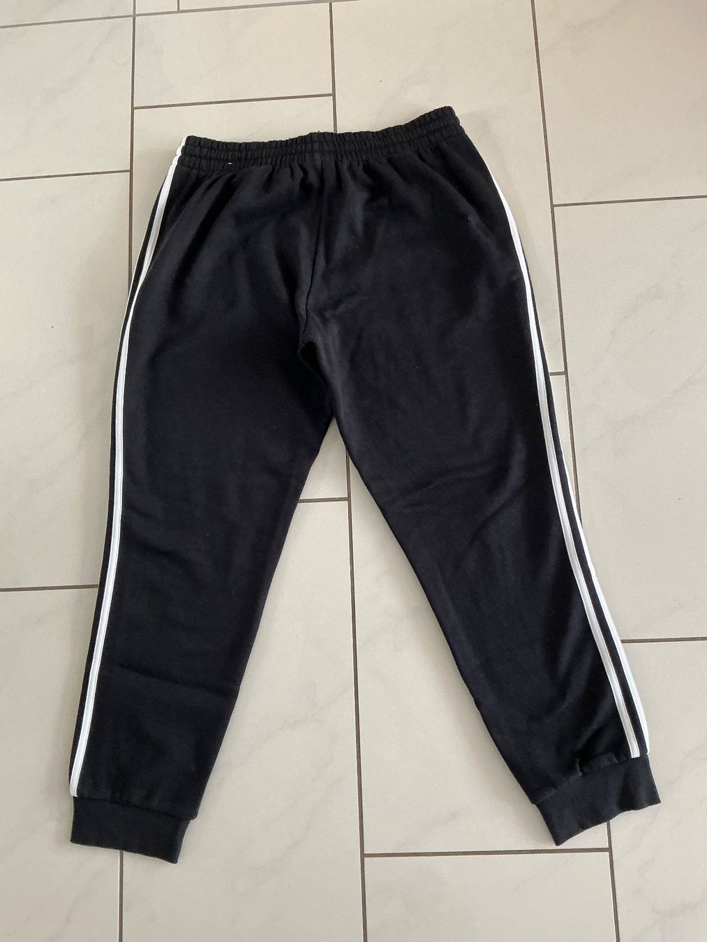 Adidas Pantaloni: Schwarze Trainingshose Gr.L Adidas – Usato da Biel-Benken BL venduto da Sahra1 1