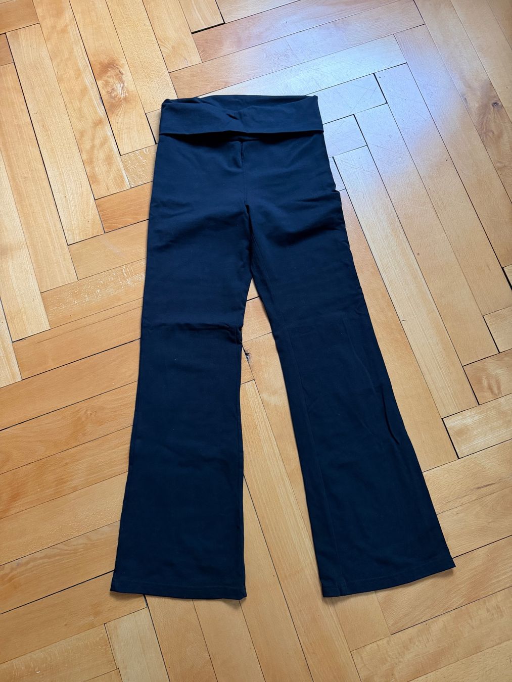H&M Hosen: H&M Stoffhose mit Schlag – Gebraucht aus Solothurn von Vintage87