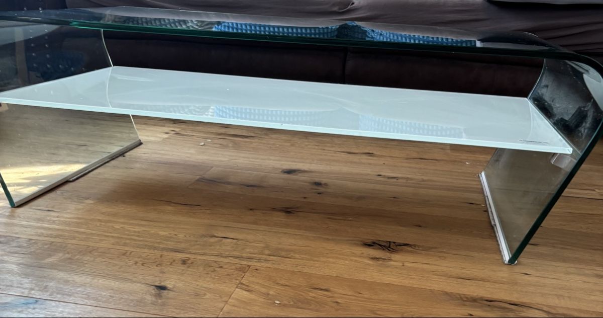 Tavoli: Couchtisch Glas Weiss gebogen mit Ablage 120cm lang – Usato da Eggersriet venduto da pas_6xw9 1