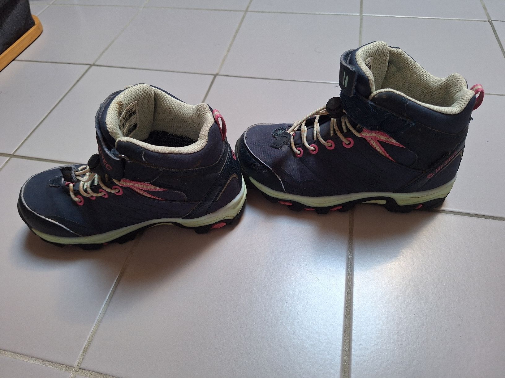 Hi-Tec Scarpe per ragazze: Wanderschuhe Hi-Tec Grösse 30 – Usato da Sissach venduto da Nothing123 1