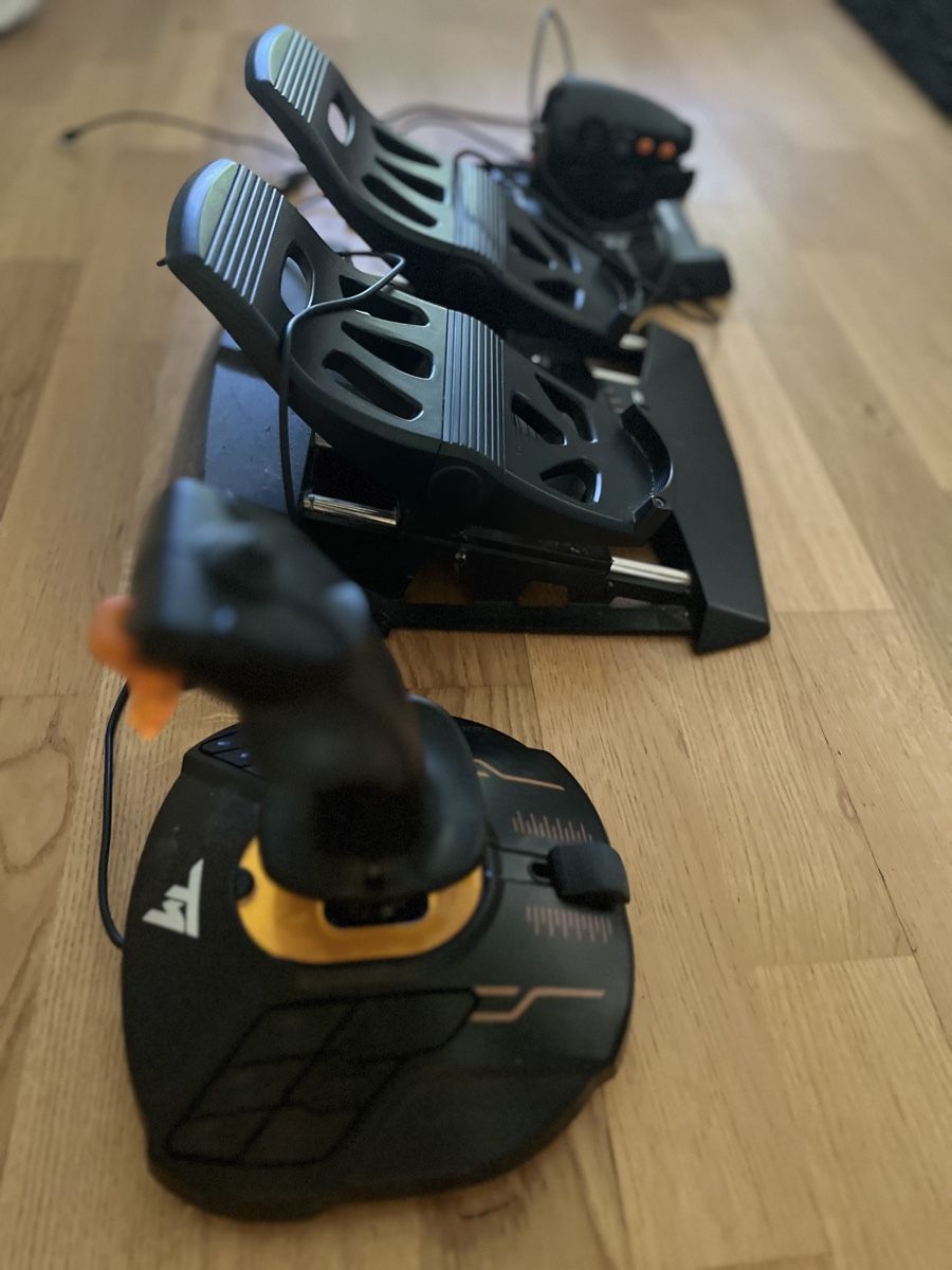 Thrustmaster Manettes: Joystick Thrustmaster+throttle+pedals – Neuf (Voir description) à St-Légier-Chiésaz par solias