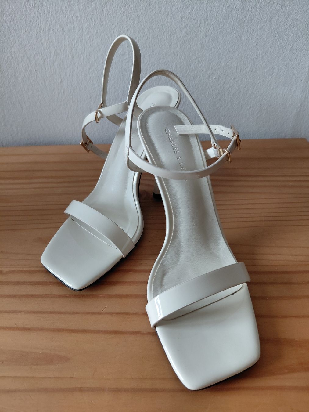 Scarpe da donna: CHARLES & KEITH Hochzeitsschuhe/Off White Sandals – Usato da Turbenthal venduto da apr_h7z2 8