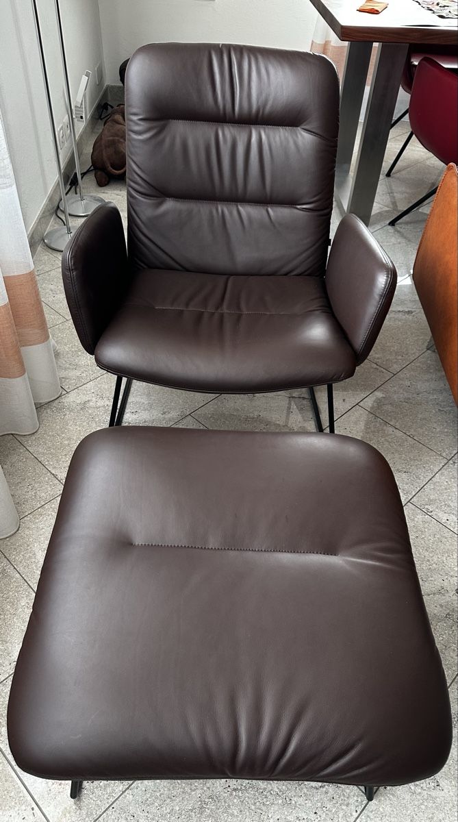Pfister Sessel: Moderner Loungesessel mit Hocker aus hochwertigen Leder – Gebraucht aus Unterägeri von haeuslerdh