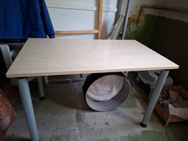 Bürotisch und Schrank