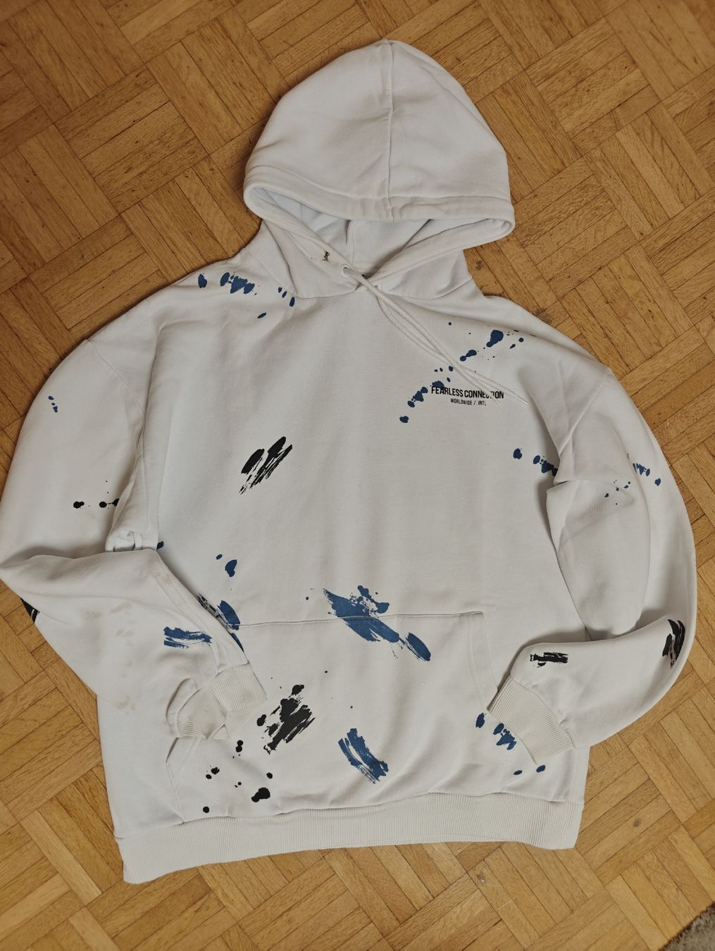 Kleiderpakete: Zwei Kapuzenpullover Set weiss mit Muster und dunkelrot – Gebraucht aus Buchs ZH von ptaluda 1