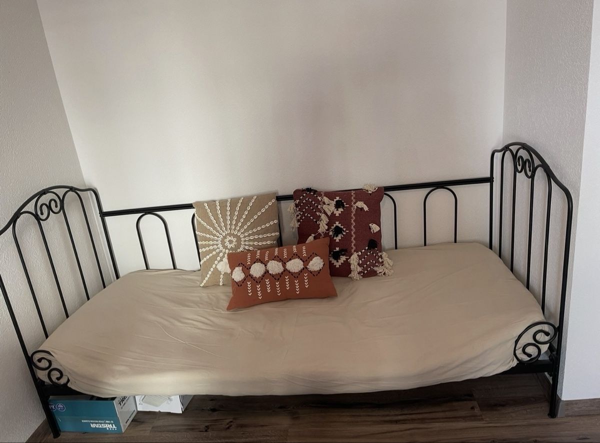 Divani: Lit de jour en fer forgé, avec matelas ! – Usato da Sonvilier venduto da aud_mon