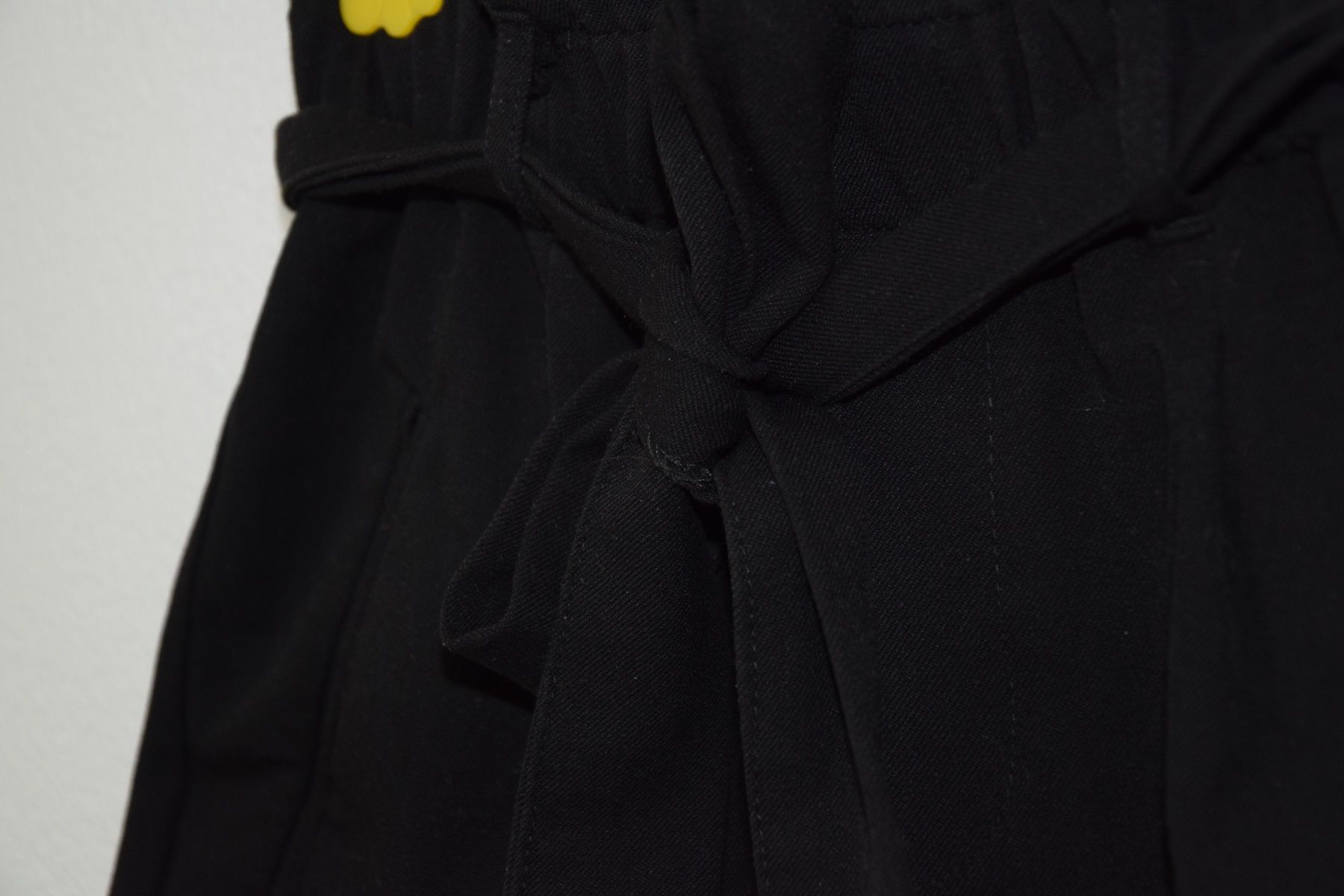 Zara Pantaloni: Schicke, kurze, schwarze Hose mit Bindegürtel, Grösse 36 – Nuovo (secondo la descrizione) da Wil SG venduto da Sawil 2