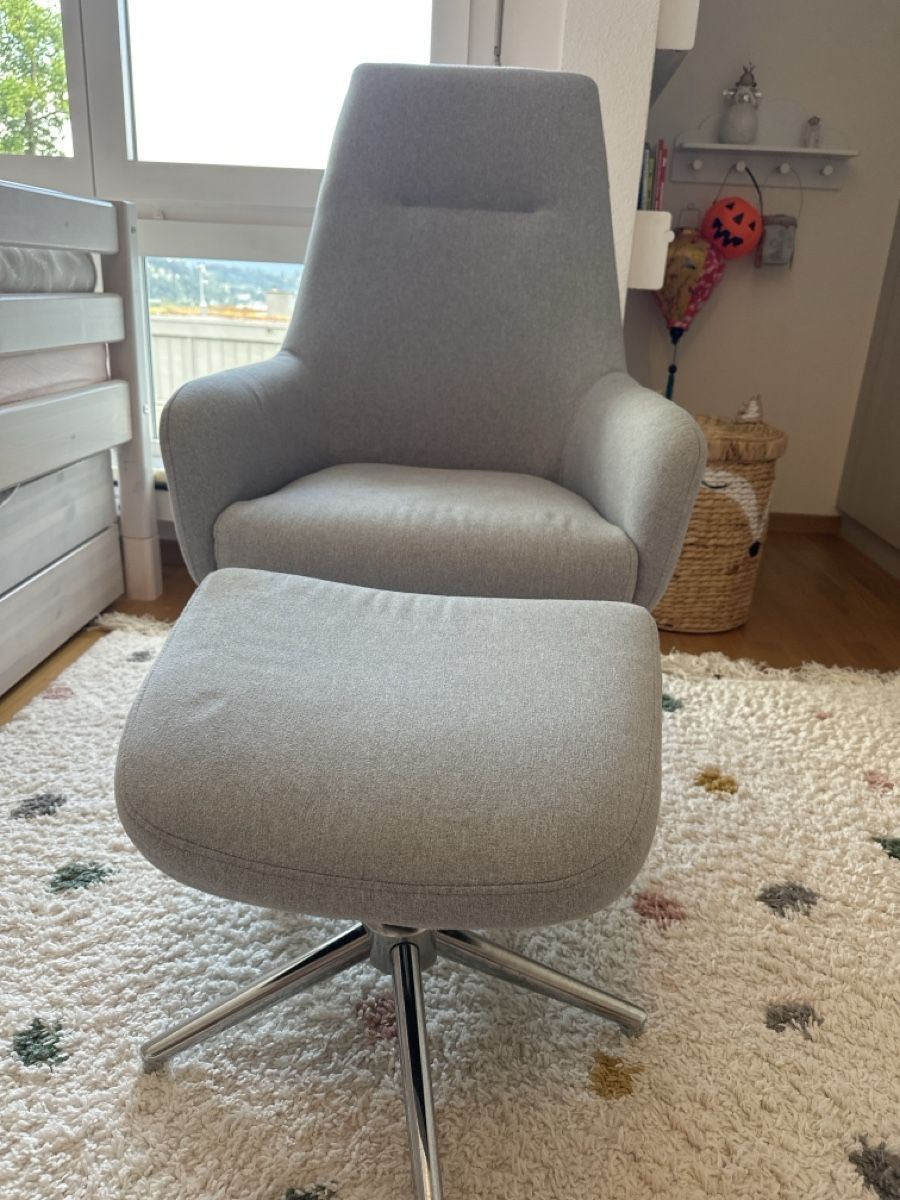 Fauteuils: Soffsessel grau mit Ottoman – D'occasion à Luzern par Tsimont