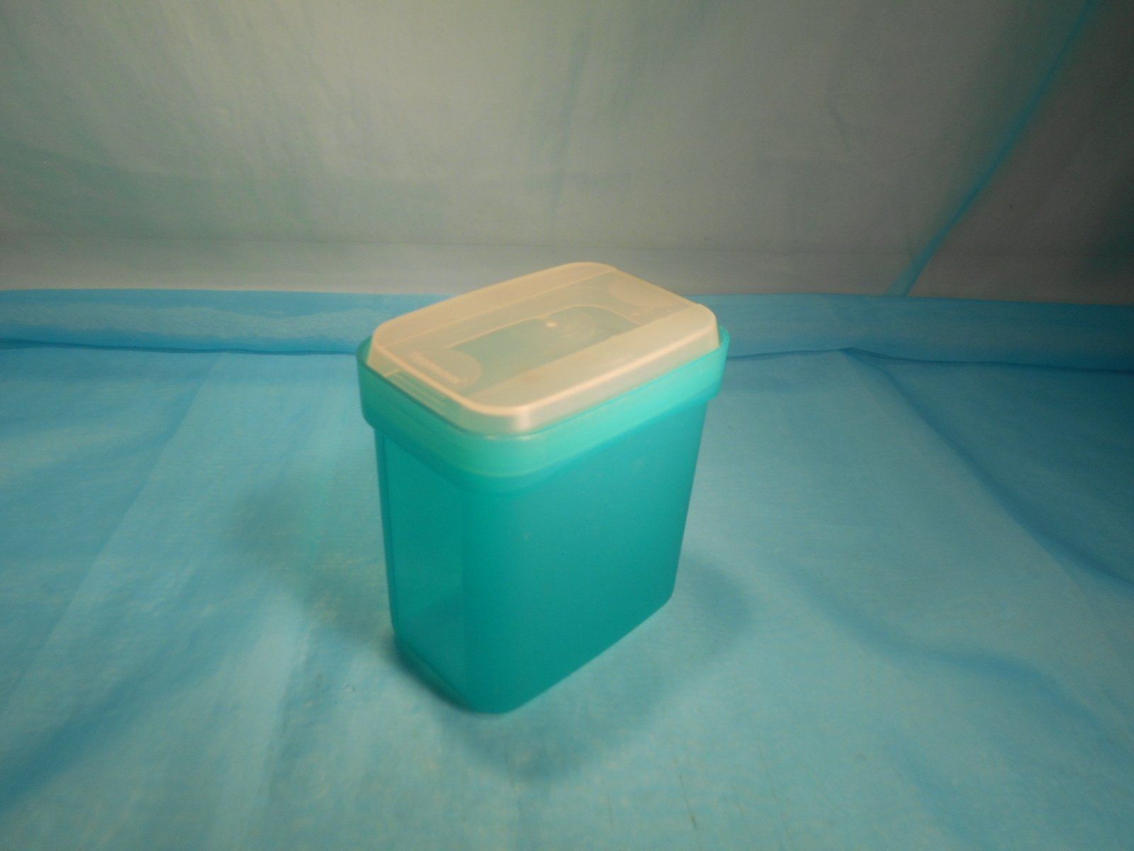 Tupperware Contenitori & Simili: Tupperware Swing Box, türkis, 4.5dl – Usato da Bellach venduto da JingleCherry 1