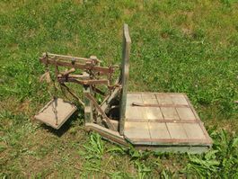 Alte Waage, als Deko im Garten, Sackwaage antik vintage