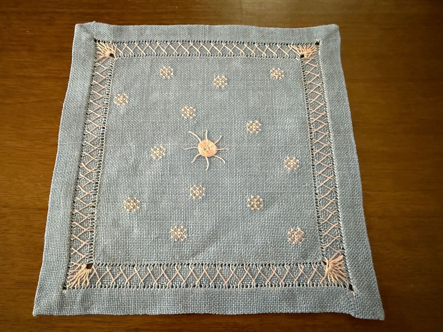 Autre linge de table: Handbesticktes Deckchen hellblau gebraucht Zustand – D'occasion à Erstfeld par Mario_boe0