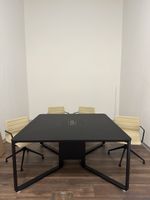 Schwarzer Konferenztisch mit 4 Bürostühlen, Top Zustand!