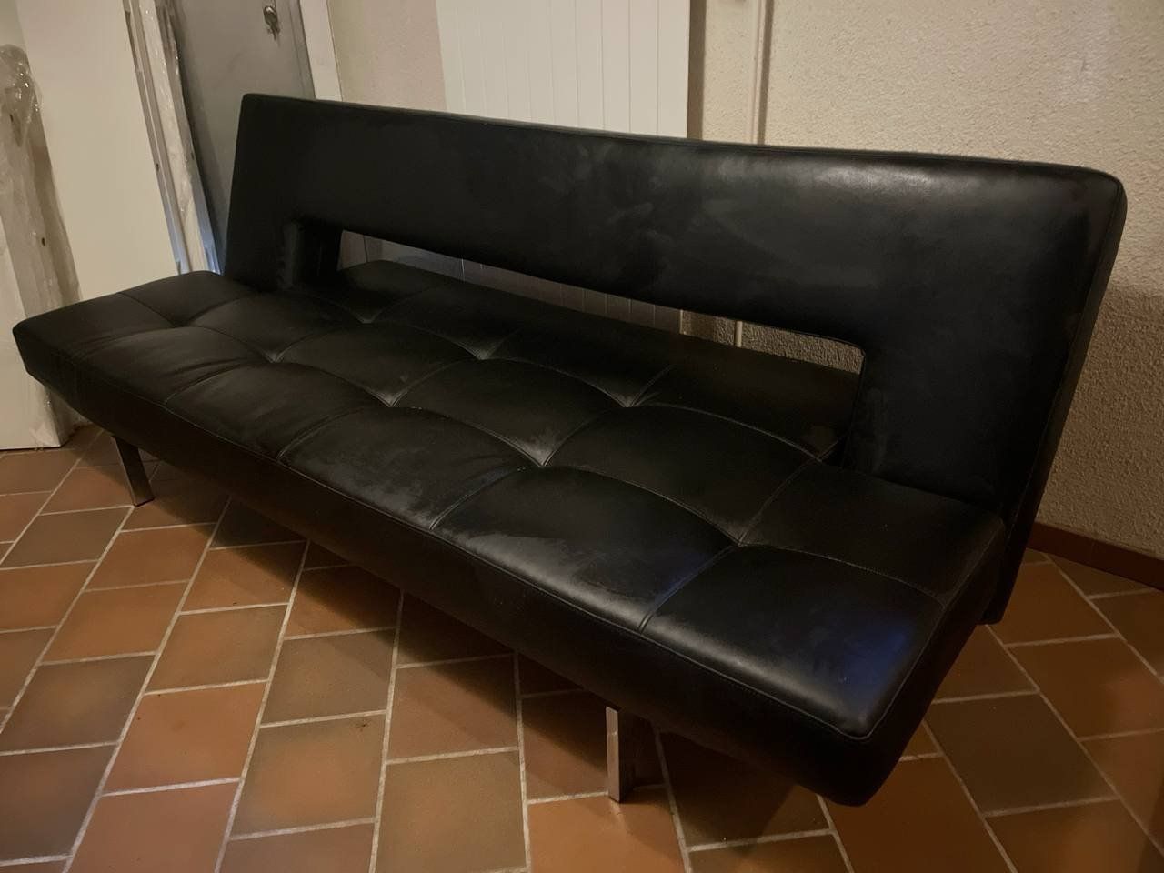 Divani: Modernes schwarzes Bettsofa aus Kunstleder – Usato da Eich venduto da Kerstin8686