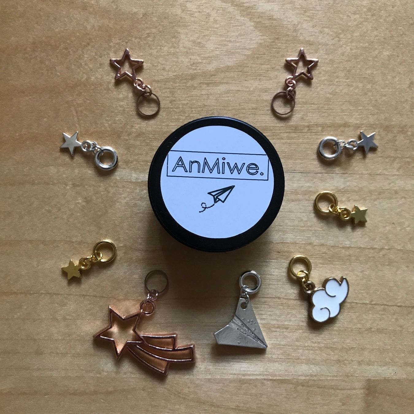 Anhänger: AnMiwe. - 9 Maschenmarkierer - Anhänger - in Dösli – Neu und originalverpackt aus Riniken von KreativImKopf