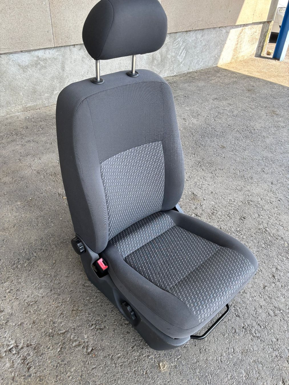 VW Tutti pezzi di ricambio auto: VW T5 Fahrersitz – Usato da Gams venduto da mir_n5kk 1