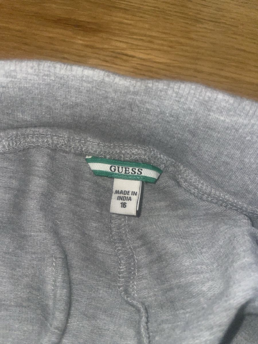 Guess Pantaloni: guess jogginghose grau – Nuovo (secondo la descrizione) da Windisch venduto da loro1234. 2