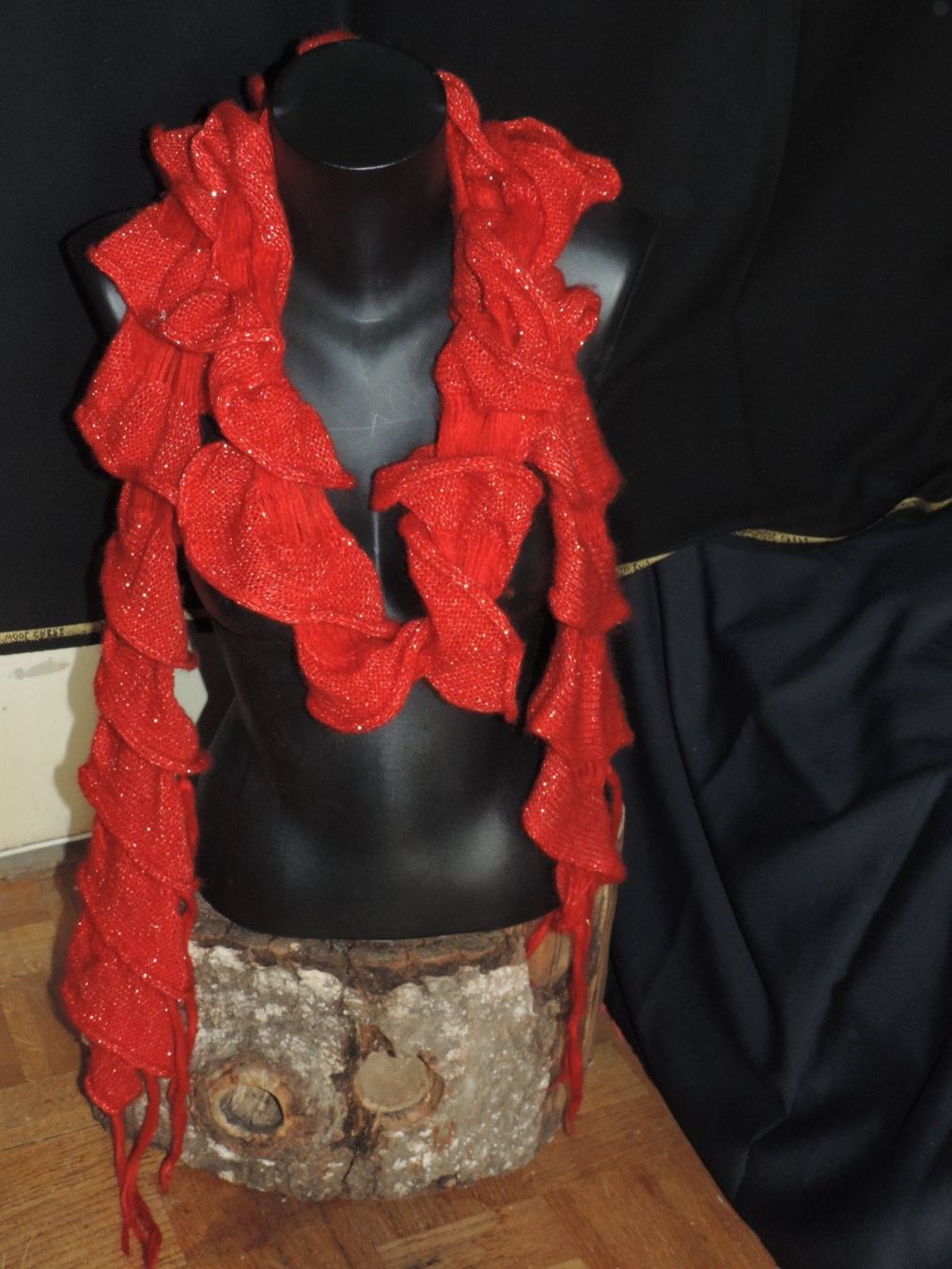 Foulard & Sciarpe: écharpe rouge avec fil doré – Usato da Genève venduto da Axelle333