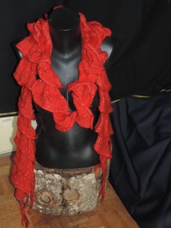 écharpe rouge avec fil doré