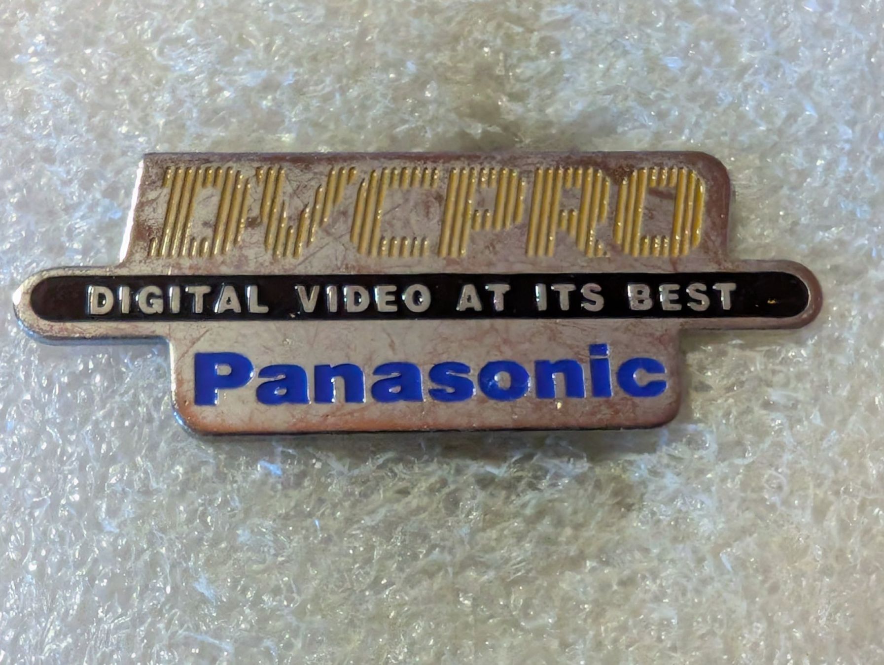 Placchette & Badge: Ansteckpin 229: DVCPRO Panasonic – Usato da Oppligen venduto da Pin-Fall-Shop