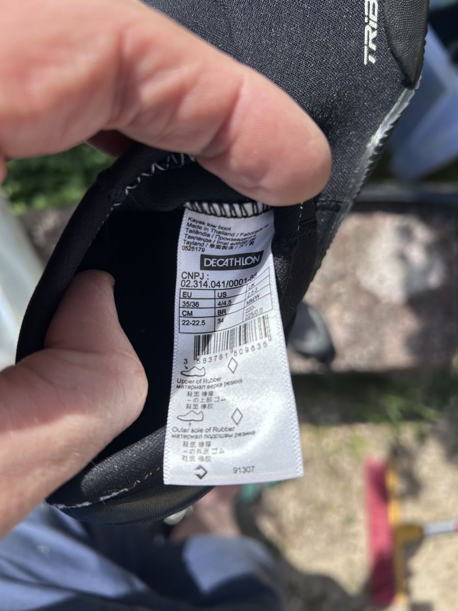 Decathlon Scarpe per ragazzi: Surfschuhe Kind grösse 35/36 – Usato da Ziefen venduto da Surfdude02 1