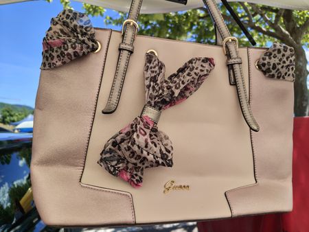 Guess Handtasche, Sommerkollektion, Tiermotiv-Band, sehr gep