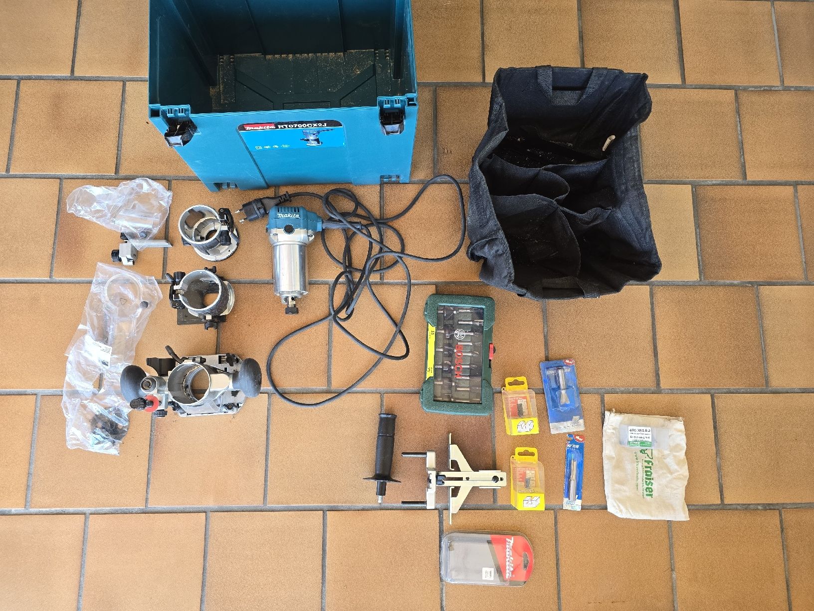 Makita Tutti gli attrezzi: Makita RT0700CX2J compact router set – Usato da Vevey venduto da Jys 2