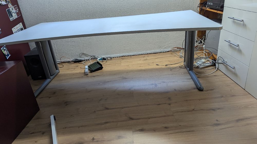 Scrivanie: Grosser Bürotisch ergonomisch 👍 2 x 1m – Usato da Rothrist venduto da Biker022