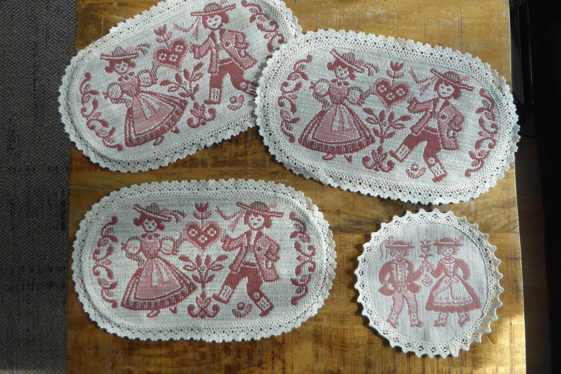 Sonstige Tischwäsche: 3 Grössere Schweitzer Kult Deckchen – Neu und originalverpackt aus Sargans von Benziner 1
