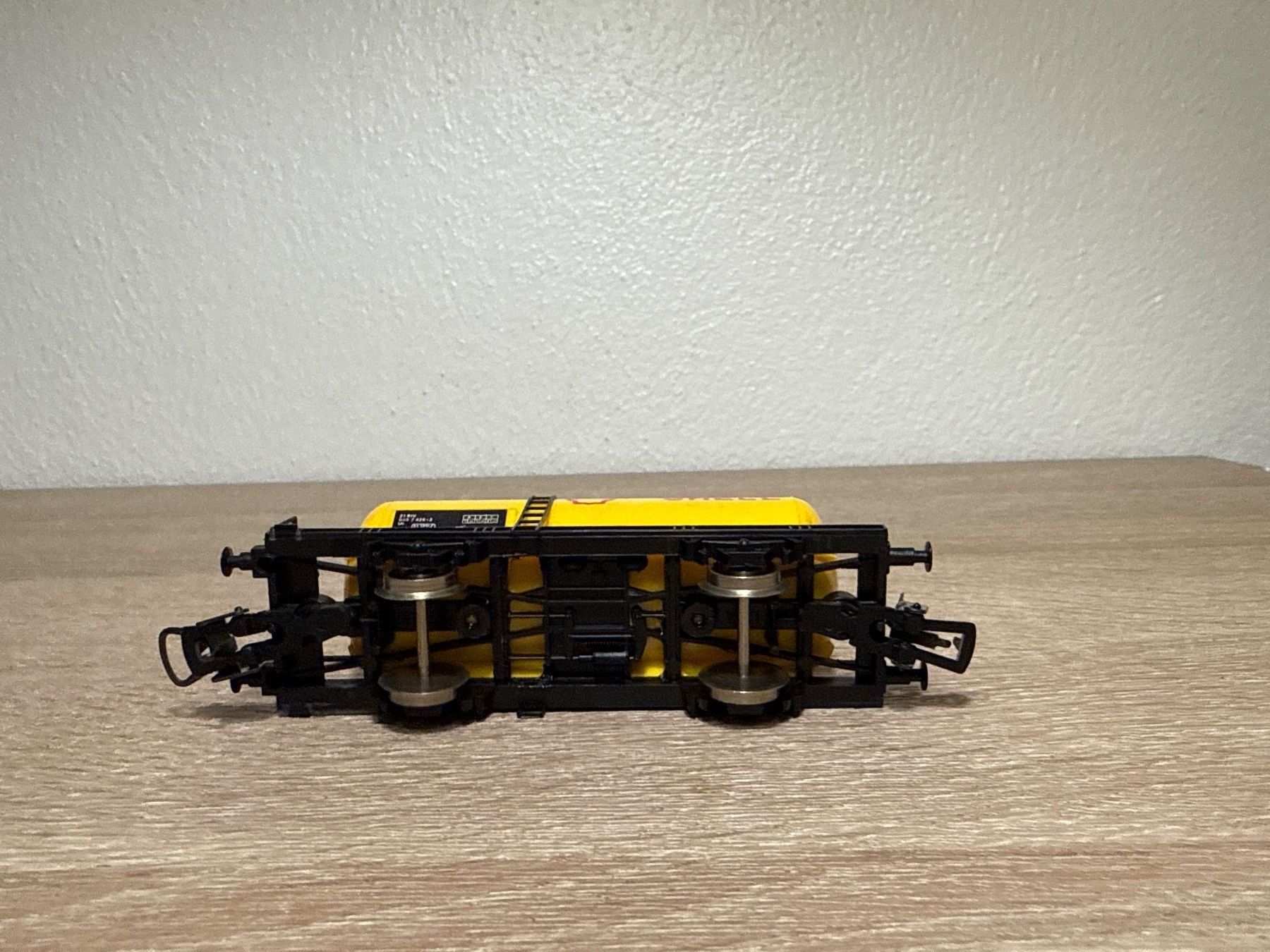Lima Modellini di ferrovie: Lima Kesselwagen SHELL H0 (17) – Usato da St-Aubin-Sauges venduto da Lo_Go 4