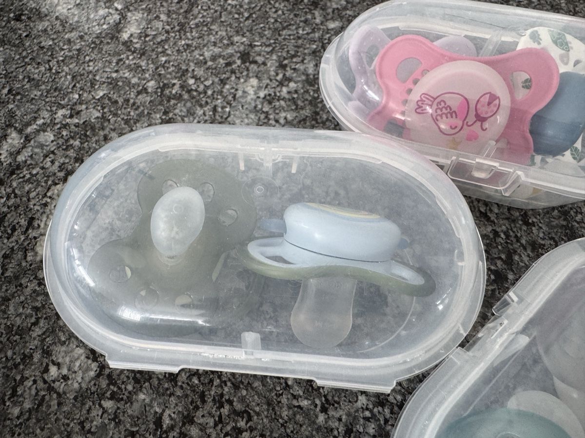 Succhiotti & catenelle porta ciuccio: Baby pacifiers set with cases used condition – Usato da Altendorf venduto da joc_yy6d 1