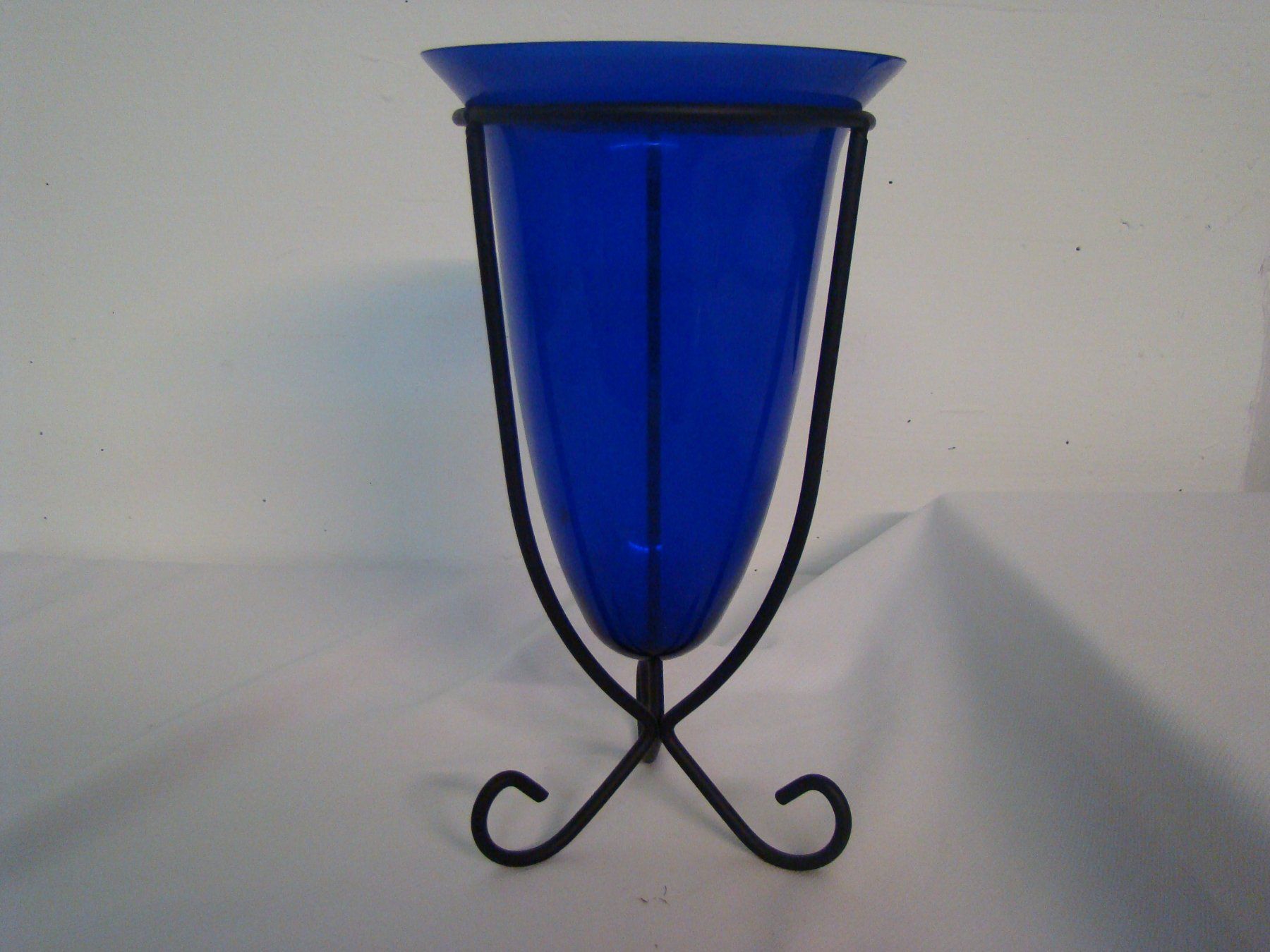 Tutte le decorazioni: Blaue Blumenvase mit Metallständer oder Aperoschale – Usato da Malters venduto da burzi