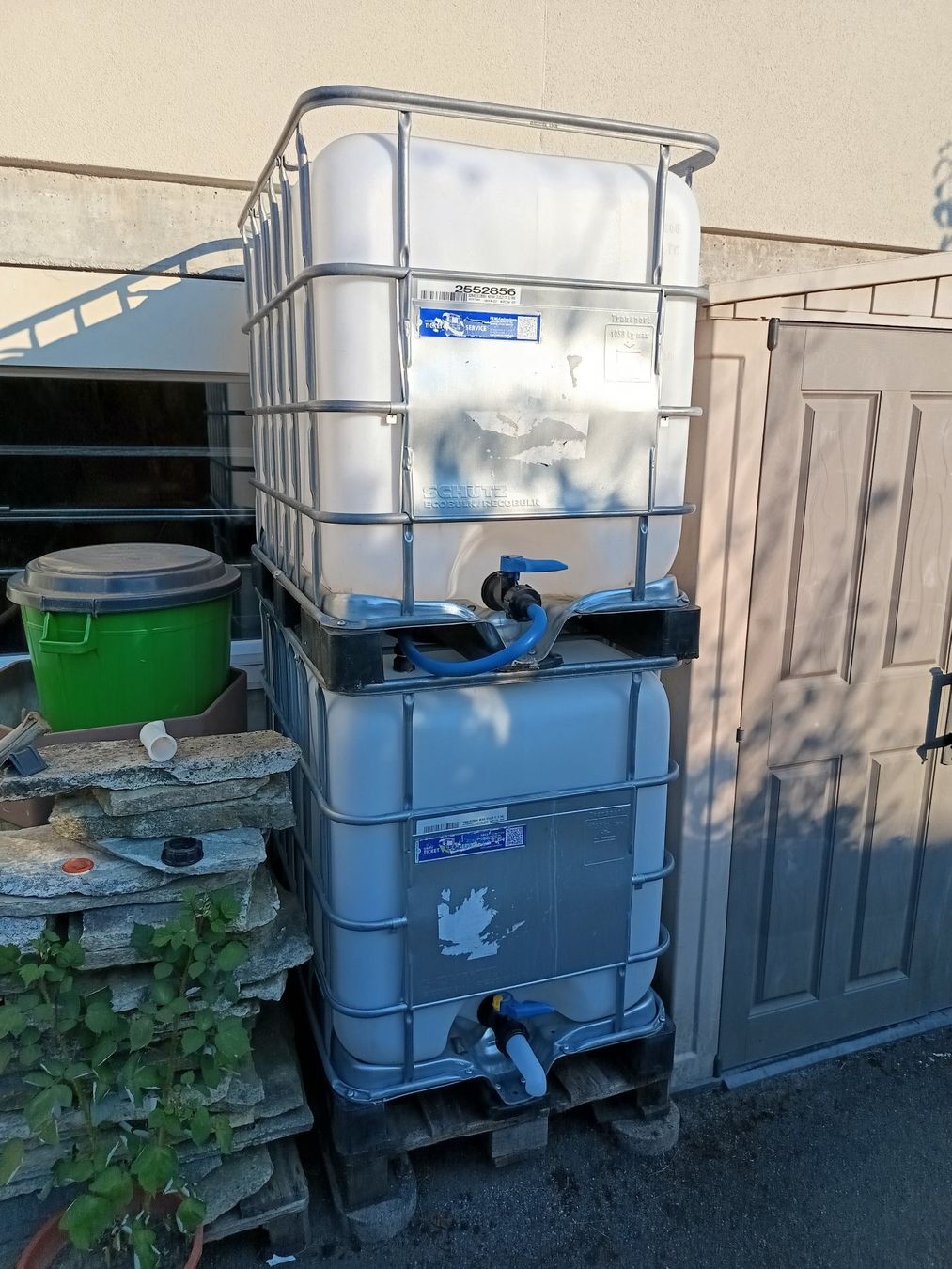 Abbeveratoi e trogoli: Wassertank 2er-Set 2x 600l – Usato da Safenwil venduto da Xxsnoopyxx