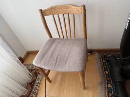 Gratis 4 stabile Holz-Stühle