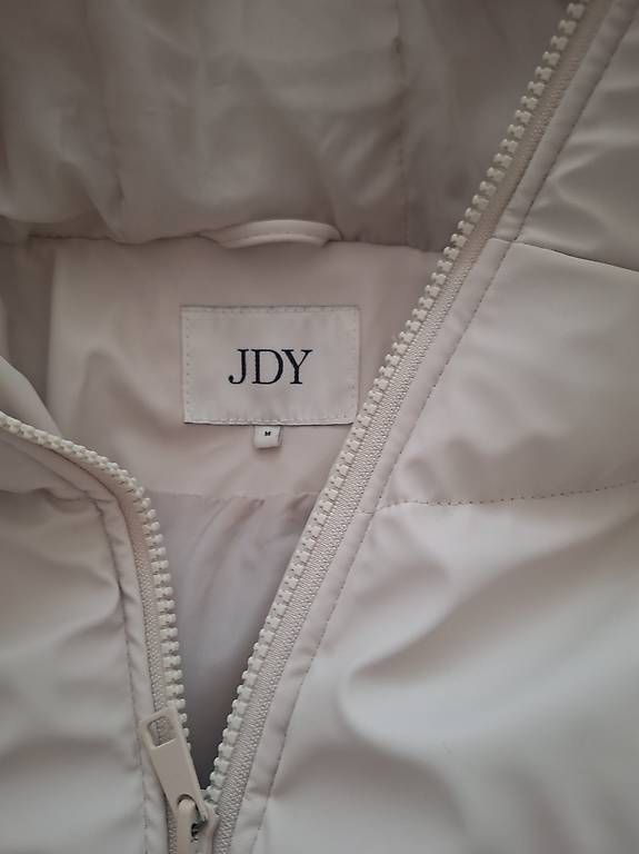 Giacche: Neue Winterjacke Marke Only, schwarz, beige – Usato da Düdingen venduto da san_kf2l 4