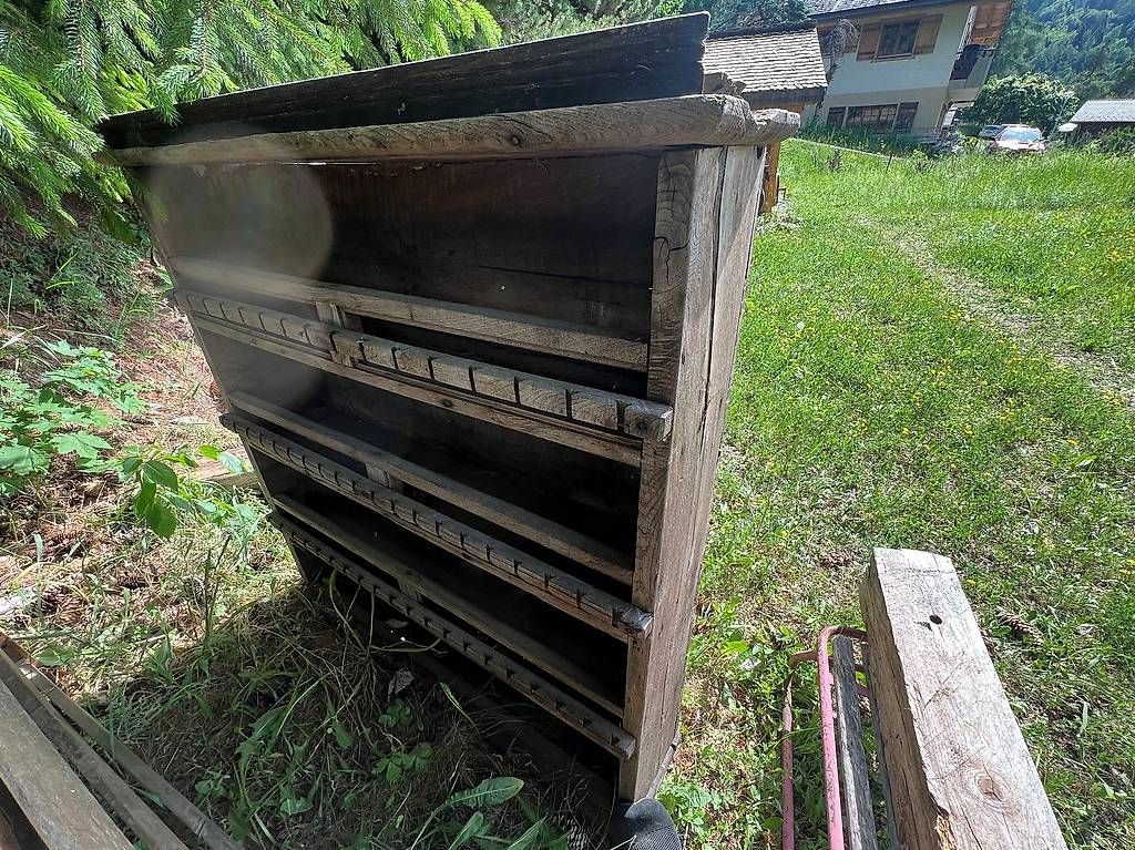 Armadi: Ancien meuble de rangement en bois massif  style rustique – Usato da Leytron venduto da her_vm77