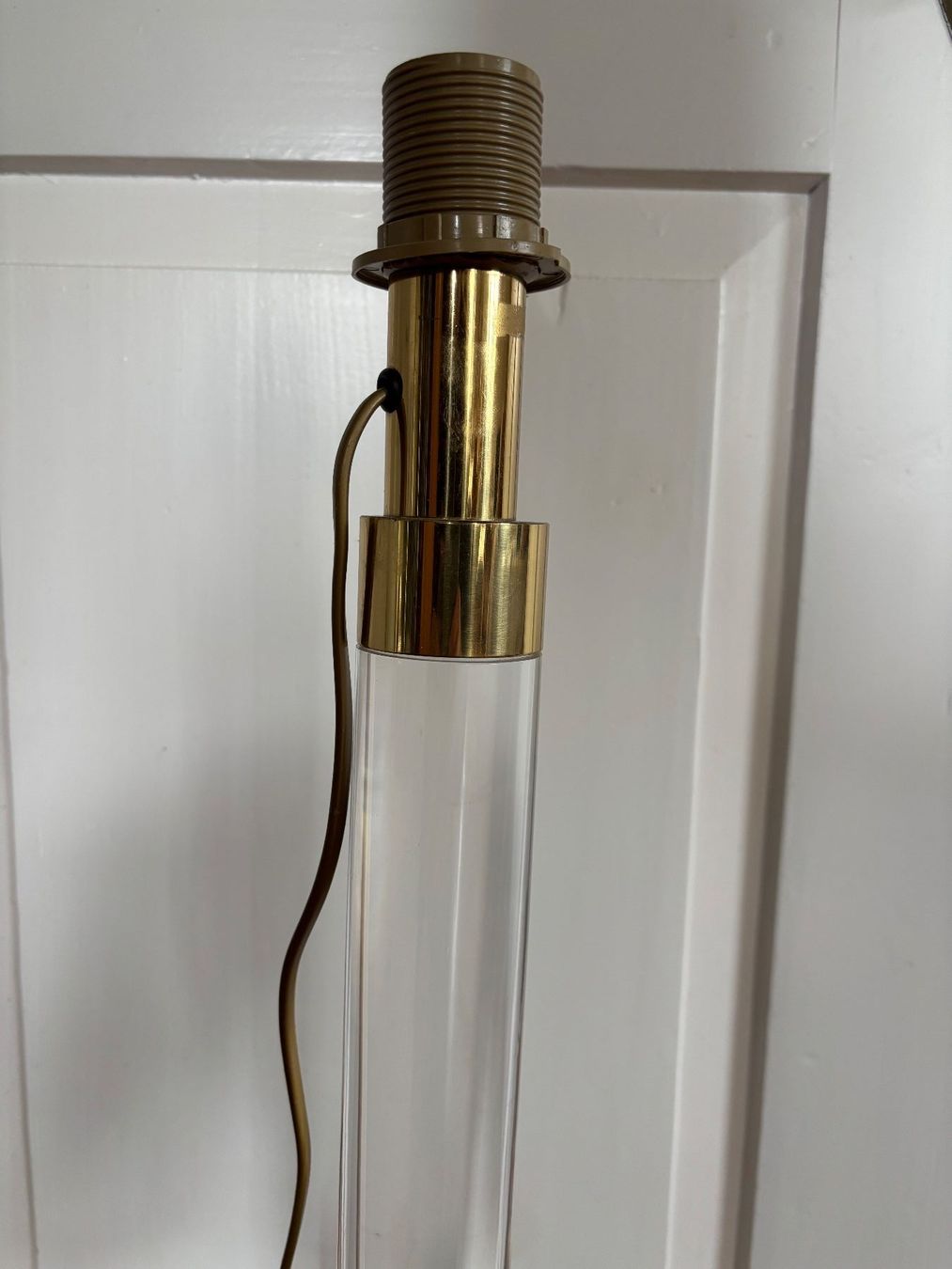 Lampade: Vintage Acryl / Lucite Stehlampe mit Messing-Elementen, 80cm – Usato da Horgen venduto da uge_pd5p 4