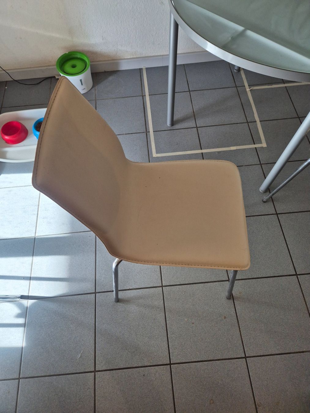 Chaises: lot de 4 chaises en plastique – D'occasion à Villeneuve VD par Floriang2 2