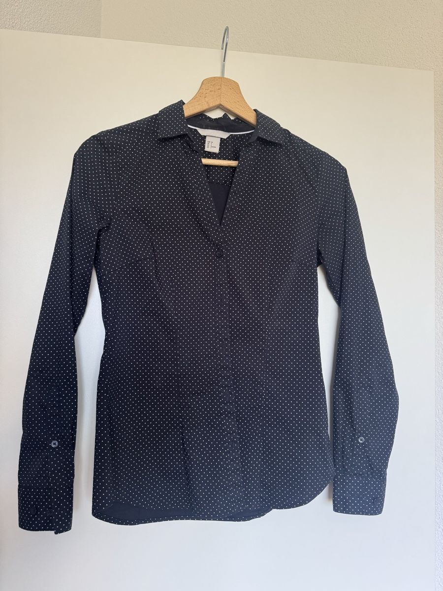 H&M Camicette: Damenbluse gepunktet dunkelblau Grösse 34 – Usato da Tscheppach venduto da SeBoJo