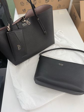 Guess Shopper in Schwarz inklusive Pouches