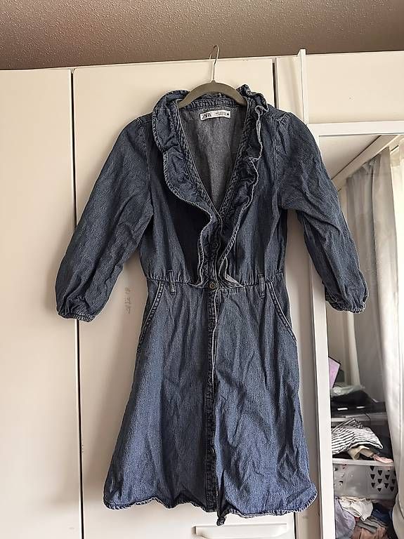 Kleider: ZARA Jeanskleid mit Volants  – Gebraucht aus Neuenhof von lpa_j6rr
