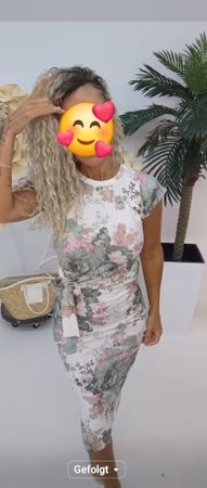 Kleid Blumenmuster Grösse s mit Bindegürtel