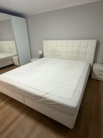 Doppelbett aus Leder mit zwei Nachttischen 
