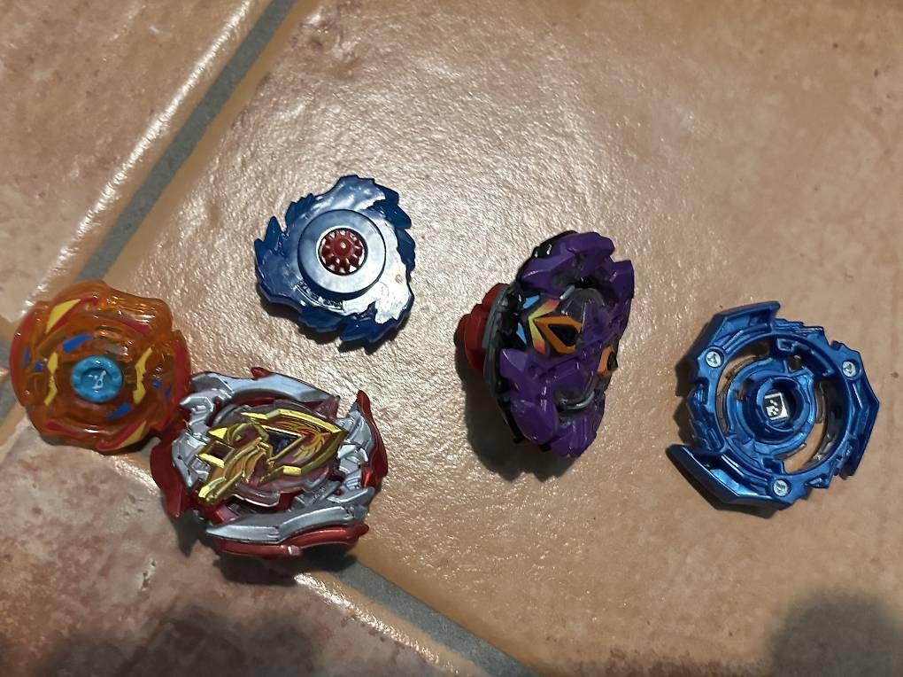 Giocattoli: Beyblade Wanne mit diversen beyblades – Usato da Bachenbülach venduto da blechkuh 1