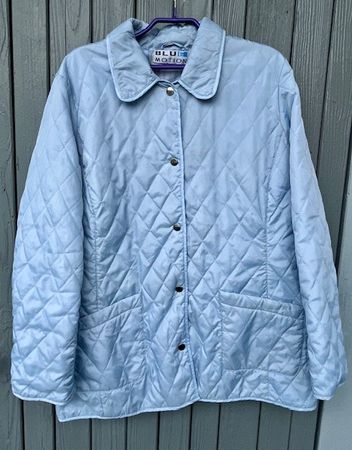 Leichte hellblaue Steppjacke