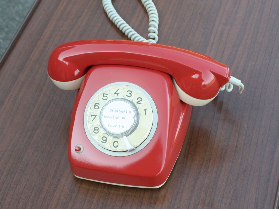 Telefone: TELEFON VINTAGE MIT WÄHLSCHEIBE – Gebraucht aus Wauwil von Pneuedy