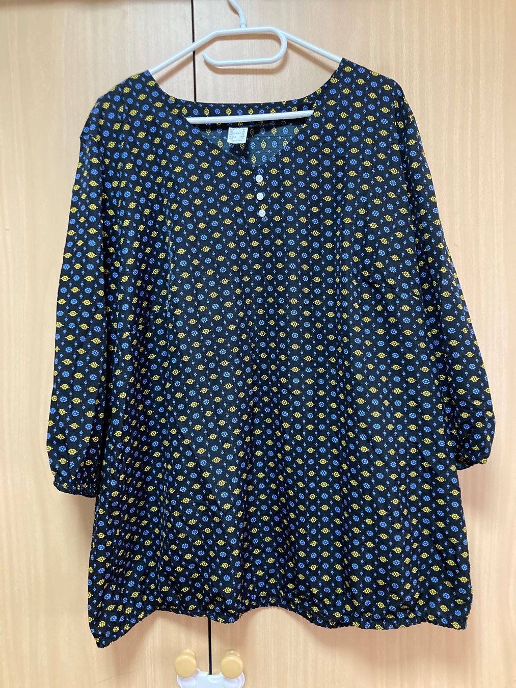 Camicette: Schwarzes gemustertes Shirt Gr. 50 – Nuovo (secondo la descrizione) da Thun venduto da Vans_98