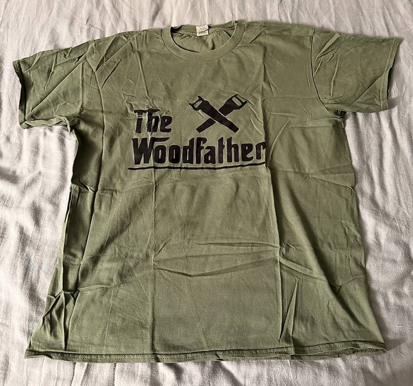 T-shirt: Grünes T-Shirt mit Print – Usato da Wädenswil venduto da dom_pz5d