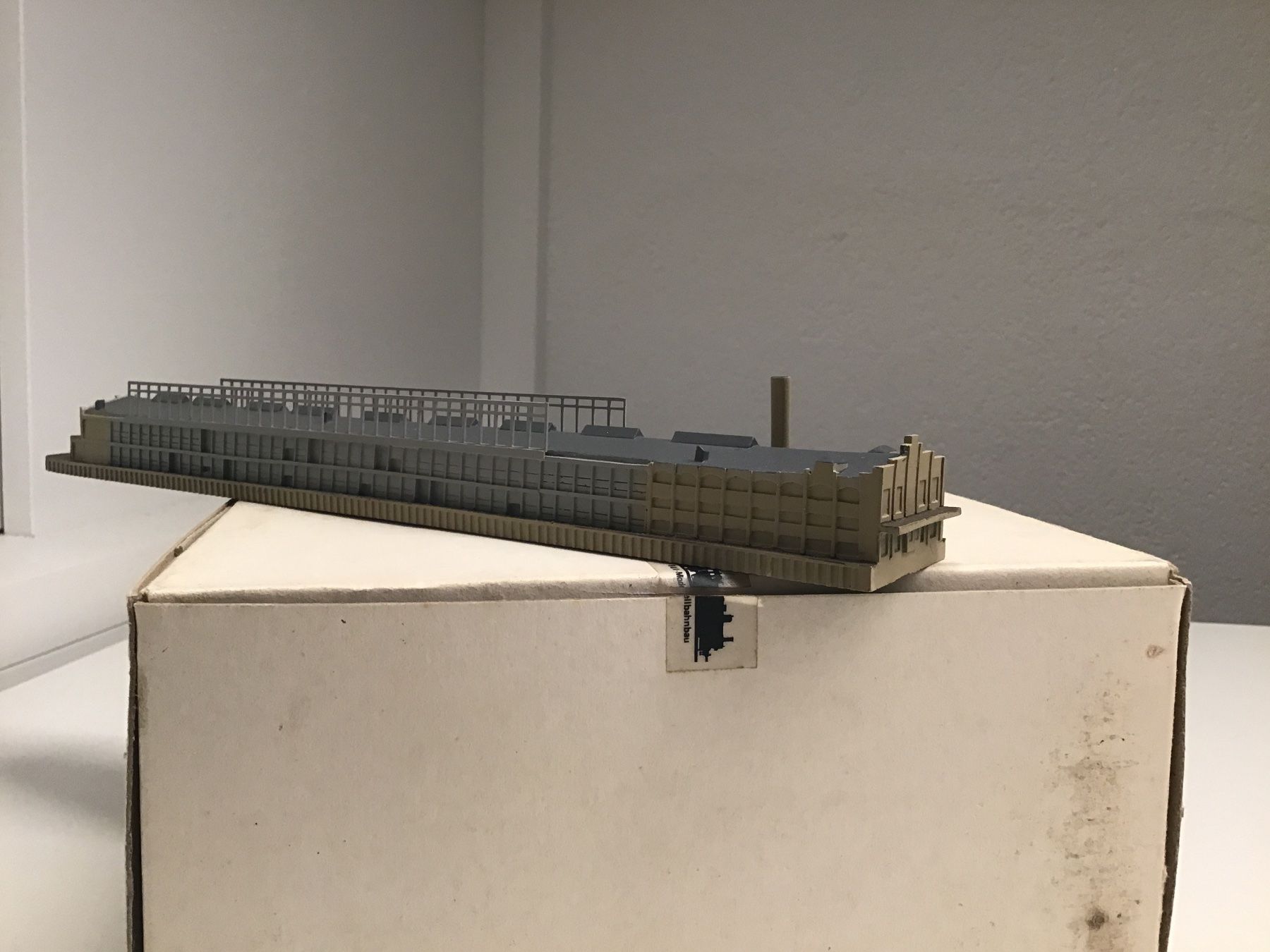 Kit di modellismo & Modellini statici: Pier1:1250 Resin schwer – Nuovo e nell'imballaggio originale da Männedorf venduto da Spezial-Modelle 2