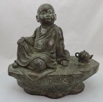 Mönch beim Teetrinken, Bronze Figur